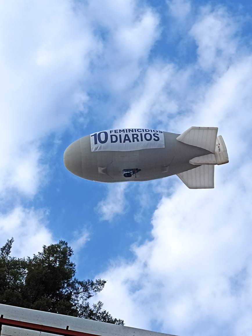 Ivonne_delacruz's tweet photo. Esta mañana un zeppelin sobrevoló la Ciudad de México con dos mensajes claros sobre la violencia feminicida en México... no se ha aclarado la autoria hasta el momento 
#8M
#Feminicidio
#CDMX 
📸@AngiePachJim93 https://t.co/phvjsTF3H8