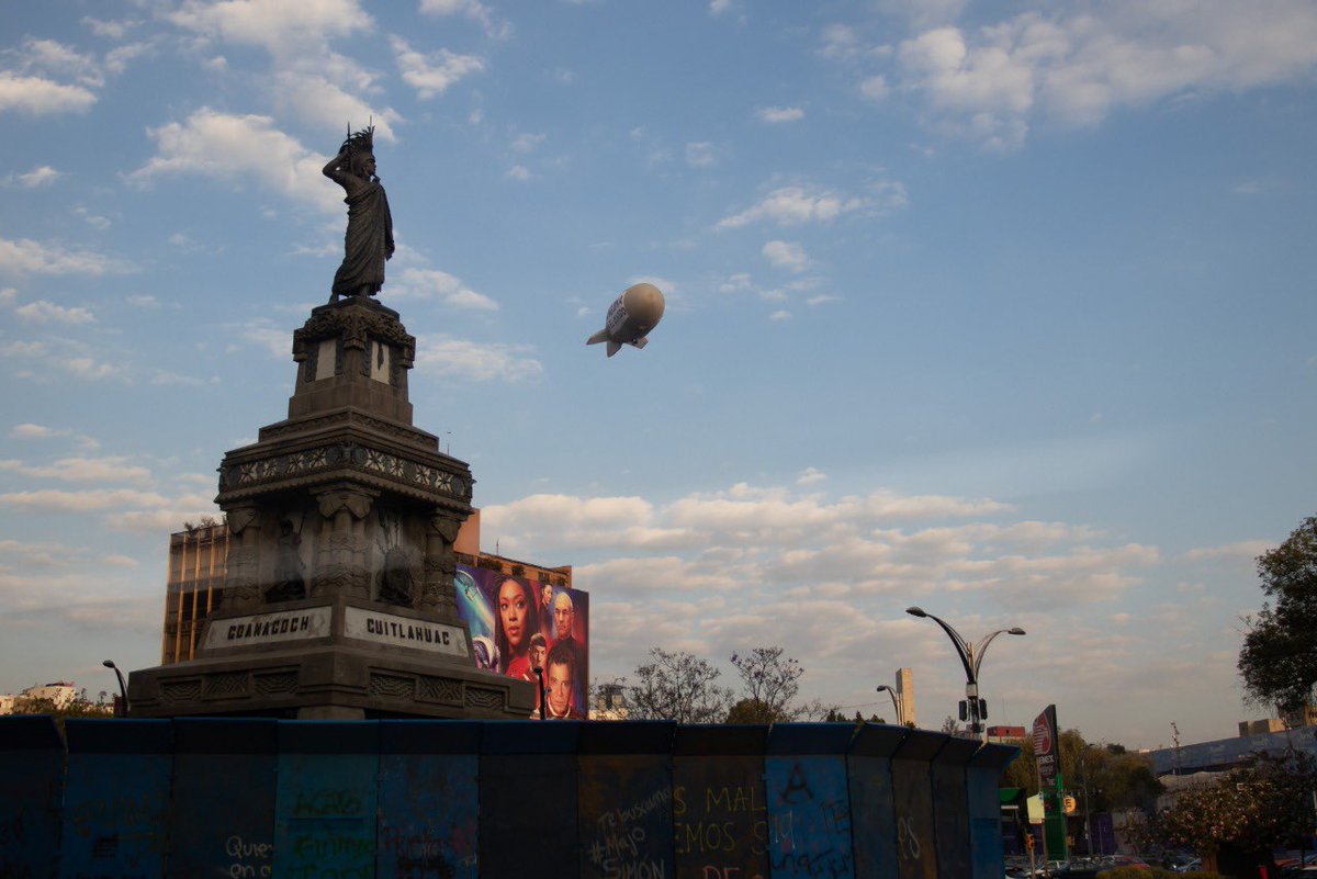 ellenreina's tweet photo. Abajo, todo amurallado. El miedo —que no cuela— que trató de insuflar el presidente sobre las feministas de cara a mañana 8M. Y arriba, la tragedia, lo que no se debe olvidar. Un zepelín sobrevuela la CDMX. https://t.co/16UlNt7DPS