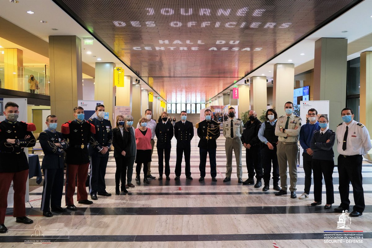 M2secudef_assas's tweet photo. 📸 Retour en images de la Journée des Officiers, organisée par l'association du M2 Sécurité et Défense et @ParolesDefense, le jeudi 3 mars, dans le hall de @AssasUniversite. https://t.co/wUgA8IHMj9