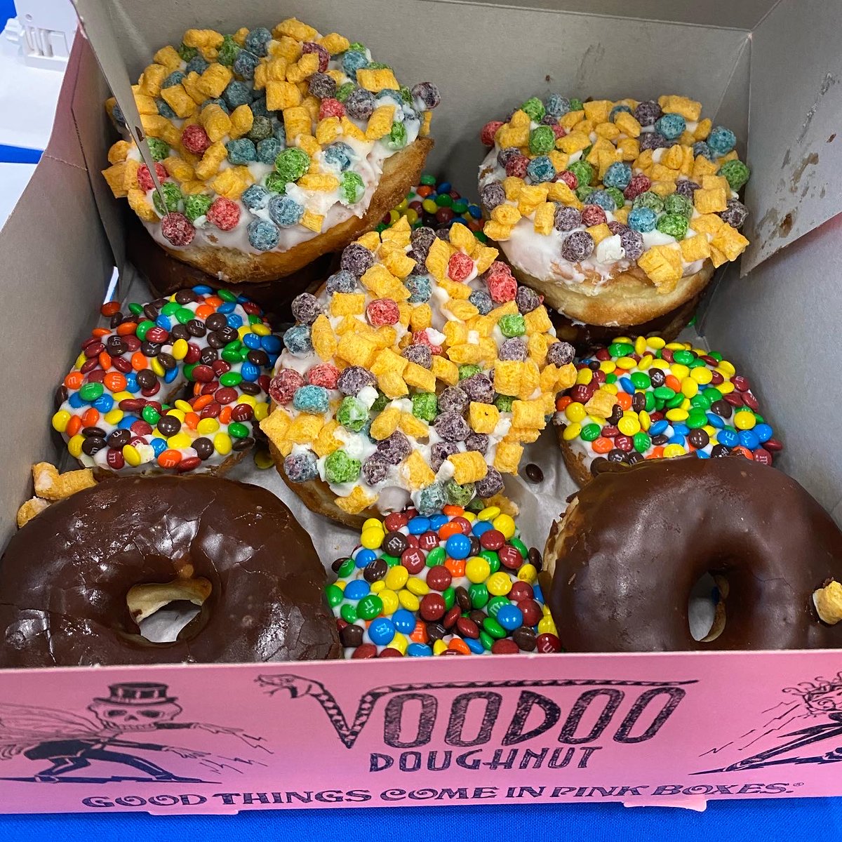 ELMO_USA's tweet photo. Stop by the ELMO Booth at SXSW EDU for some FREE Voodoo donuts and to see how ELMO is helping teachers inspire, engage and connect minds in the classroom!

#SXSWed #documentcamera https://t.co/6BRD0vSOKJ
