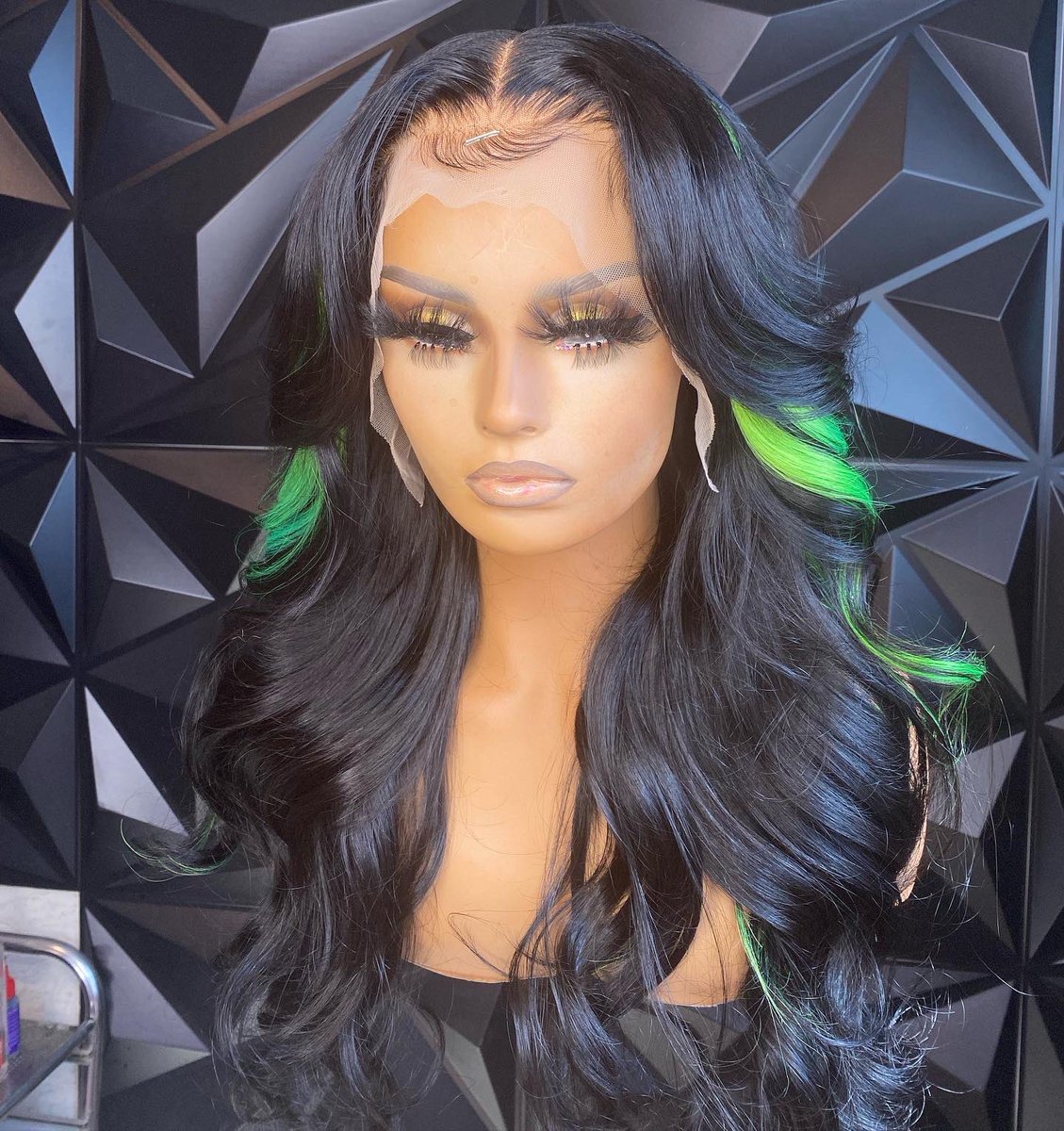 TRVP_L0RD's tweet photo. FOR SALE 💚🖤 “Dinera 🤑”
24,22,22,20 &amp; 1/2 18” BW w|a 16” TRANSPARENT 13x4 lace frontal!
‘machine made wig: fits - 21-22 circumferences 
$525 💚🖤

the green front pieces are removable!

text (336)999-0955 to PURCHASE!

#ncstylist #nchairstylist #customwigs #stitchedbyshayla https://t.co/4hkub4V89n