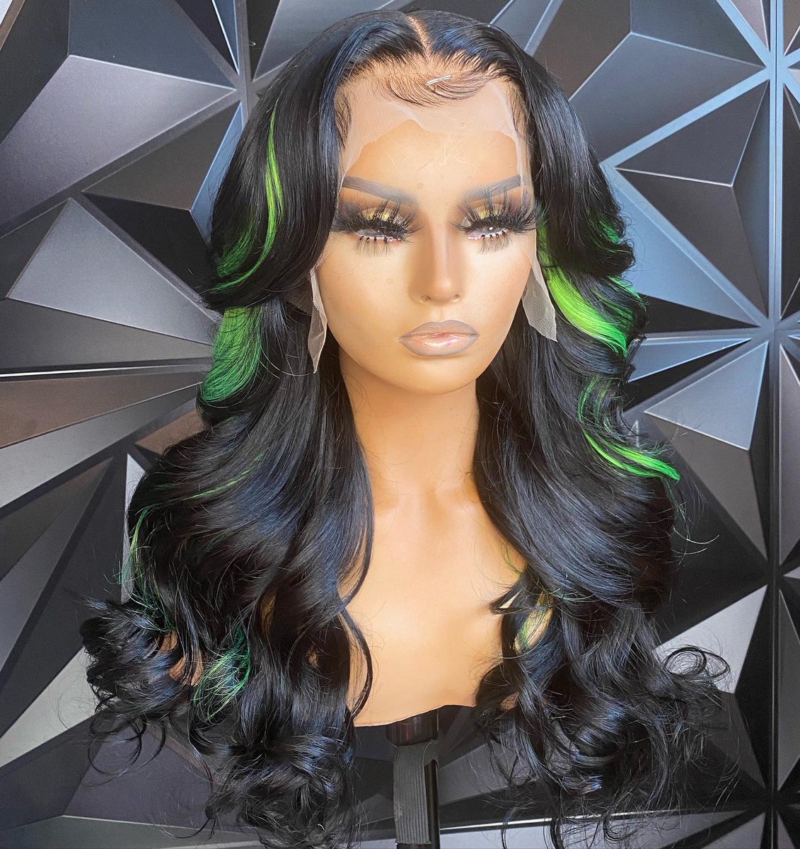 TRVP_L0RD's tweet photo. FOR SALE 💚🖤 “Dinera 🤑”
24,22,22,20 &amp; 1/2 18” BW w|a 16” TRANSPARENT 13x4 lace frontal!
‘machine made wig: fits - 21-22 circumferences 
$525 💚🖤

the green front pieces are removable!

text (336)999-0955 to PURCHASE!

#ncstylist #nchairstylist #customwigs #stitchedbyshayla https://t.co/4hkub4V89n