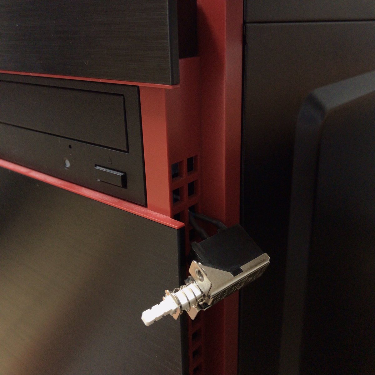 Qui_rdm's tweet photo. ついにPCの不調原因が解明されました😭
犯人はやっぱりケースのスイッチで、恐らく何かの拍子に長押しの信号が送られていたのだろうとの事。
不恰好だけど別なスイッチを付けたら一日落ちないで動いてたのと、このスイッチの長押しでシャットダウンされて #KP41 エラーが出てました!
修理費300円💸 https://t.co/1PBxDizK5k