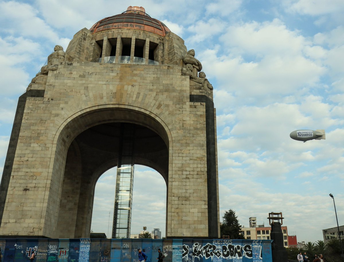 abismada_'s tweet photo. «CON DOLOR EN EL CIELO

Volamos con dolor en el cielo porque en el cielo estamos todas. Volamos porque el cielo no tiene dueño ni gobierno [...] 

#FuimosTodas
#FuimosTodxs
#ConDolorEnElCielo
#FeministasTomanElCieloDeMéxico
#MexicoFeminicida
#NiUnaMás https://t.co/jXPSvURB5T