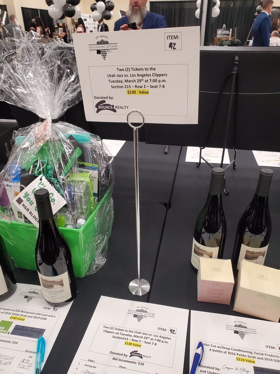 richardbounceRE's tweet photo. It was our pleasure to donate a silent auction item for last night's An Evening Affaire event by the Greater High Desert Chamber of Commerce 🎁 
#Donation
#BounceRealty https://t.co/Cr1BBMhwLR
