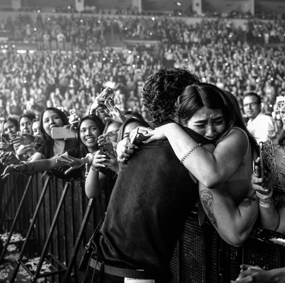 shittokindaok's tweet photo. shawn mendes the tour, you will always be famous https://t.co/Uj9eTOdBDr