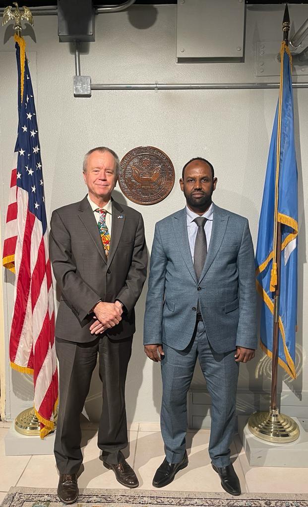 Waxaan maanta la kulmay Danjiraha Maraykanka ee Somalia, waxaanu ka wada hadalay xidhiidhka labada dal, arimaha doorashooyinka Dalka ka socda iyo caqabadaha hortaagan waxaa kale oo ka wada hadalay mustaqnalka wada hadalada Somalia iyo Somaliland