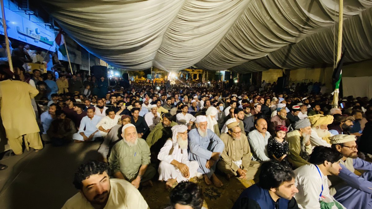 ManzoorPashteen's tweet photo. تیئس دِنوں سے سندھ اسمبلی کے سامنے پی ٹی ایم دھرنہ جاری ہے
سندھ حکومت کے ساتھ مزکرات فائنل ہوے مگر سب کچھ فائنل ہونے کے بعد اچانک سندھ حکومت کی وفد اپنی باتوں سے پیچھے ہٹ گئی۔
ہمیں انتظار ہے کہ سندھ حکومت متفقہ معاہدے پر واپس آجائے۔
#PTMPeacefulStruggle https://t.co/YJWiwKViJv