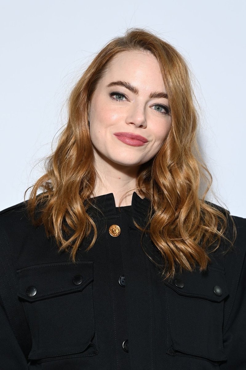 EmmaStoneBr's tweet photo. A mamãe tá ON!

Emma compareceu hoje em Paris ao desfile da Louis Vuitton acompanhada de seu marido Dave McCary, durante a semana de moda. #LVFW22

Perfeita como sempre! https://t.co/Qh5z26TL8v