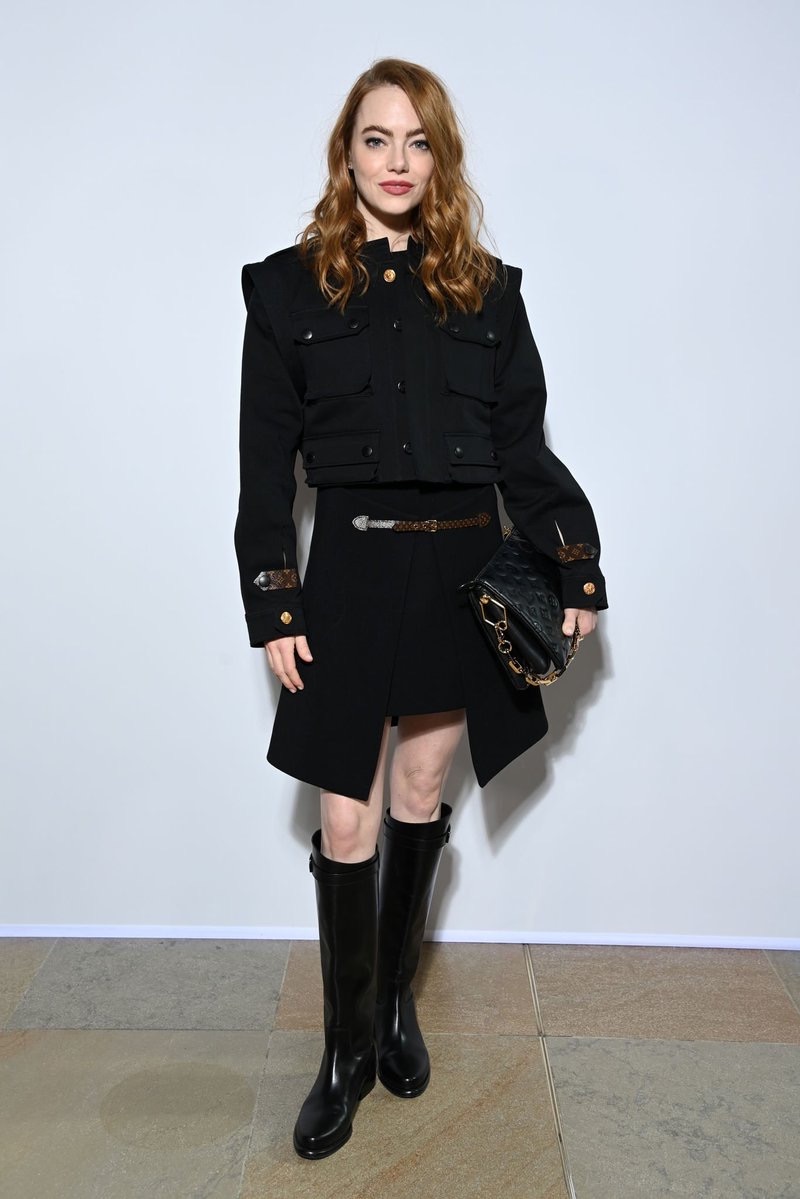 EmmaStoneBr's tweet photo. A mamãe tá ON!

Emma compareceu hoje em Paris ao desfile da Louis Vuitton acompanhada de seu marido Dave McCary, durante a semana de moda. #LVFW22

Perfeita como sempre! https://t.co/Qh5z26TL8v
