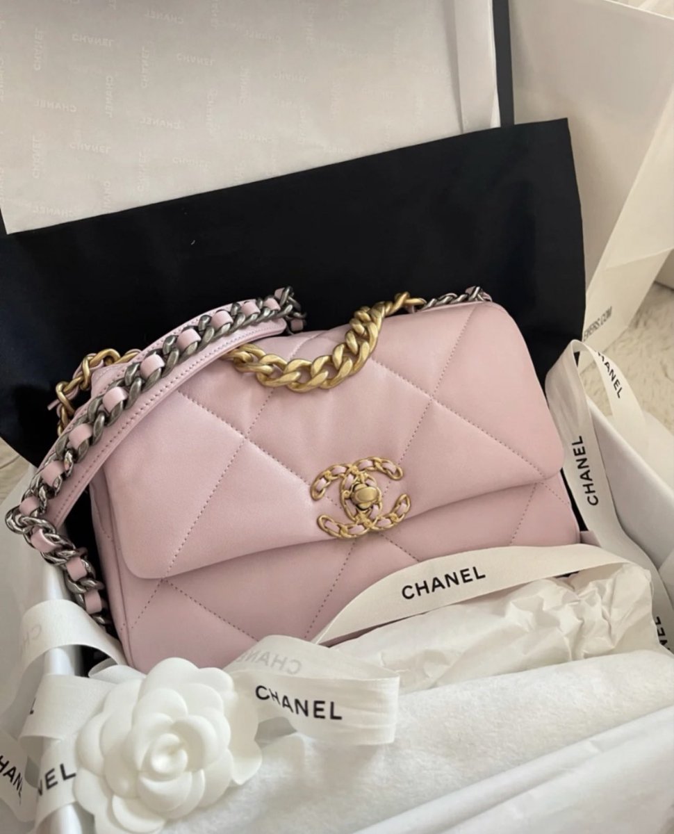 SelectOutfit's tweet photo. pink Chanel bag https://t.co/gv8Vzkq2CA