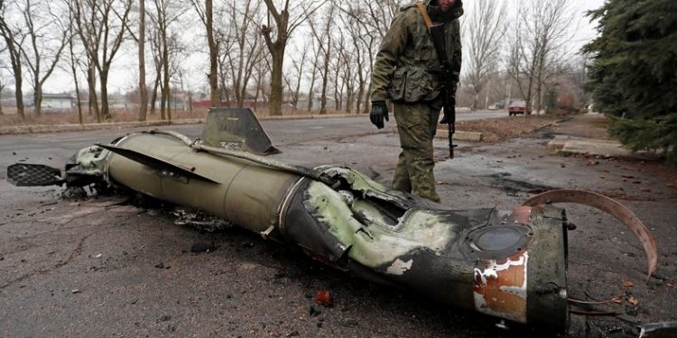 elnoticiero_6's tweet photo. #Ucrania reporta fuertes combates en las afueras de #Kiev. Los combates entre las tropas rusas y las milicias ucranianas se han intensificado en las últimas horas, según informó este lunes el alcalde de la capital ucraniana, Vitali #Klichko. #EN6 https://t.co/yOZ0J5aZkl