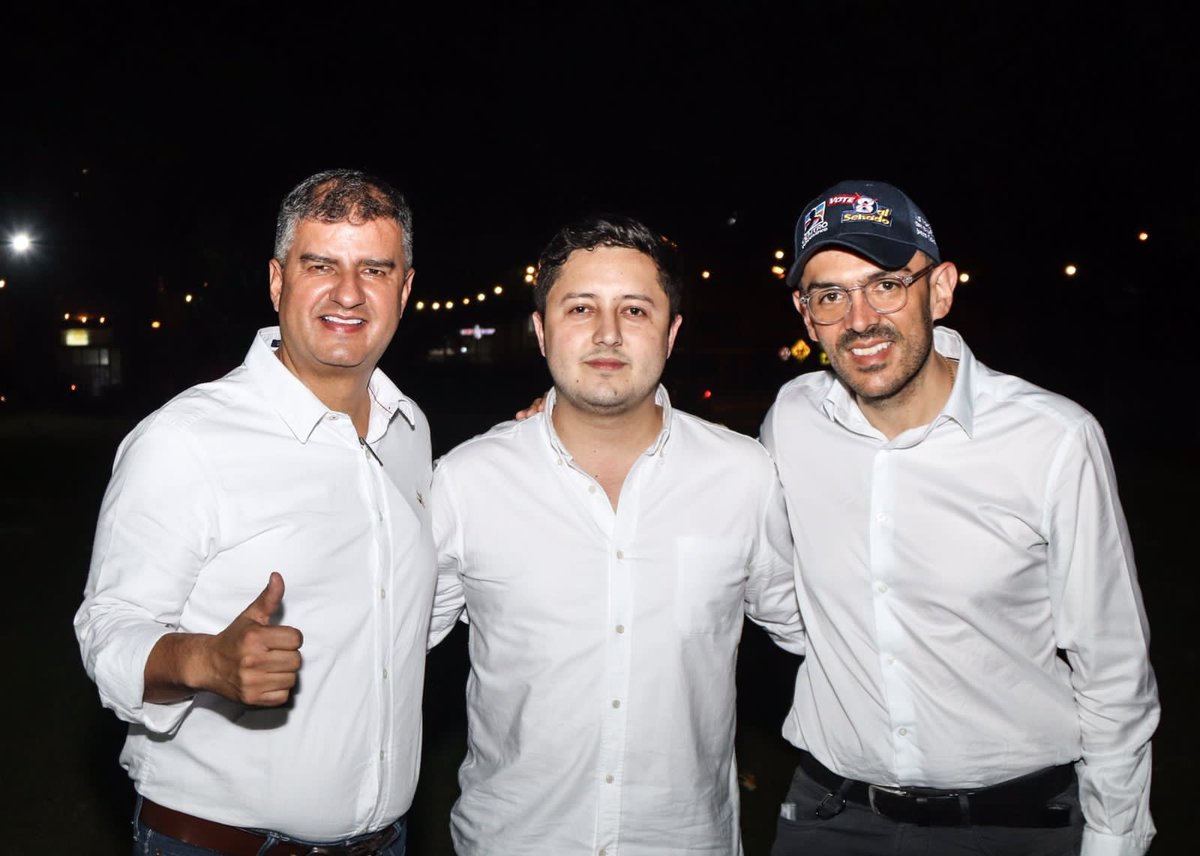 juancavargasb's tweet photo. #VotoCDYEquipoColombia
Esta es mi formita al congreso, el Senador Santiago Valencia #CD08 y el representante Jhon Jairo Berrio #CD110, grandes personas y grandes amigos.
@sanvalgo 
@jberriolopez https://t.co/I9iMg8cUzv