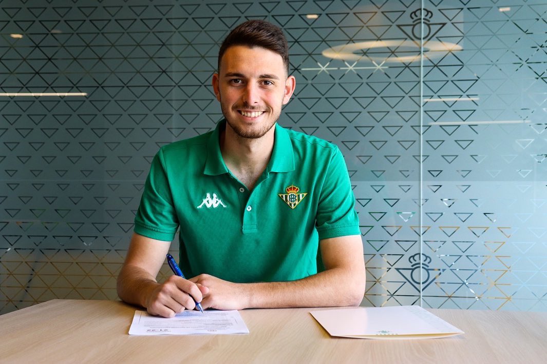 raulgdh9's tweet photo. Muy feliz de ampliar mi contrato con el @RealBetis ,agradecido al club por la confianza que me transmite siempre y con muchas ganas de afrontar lo que viene. Ilusión máxima, a seguir trabajando! #mushobetis 💚💪🏼 https://t.co/J0soe7RCDc