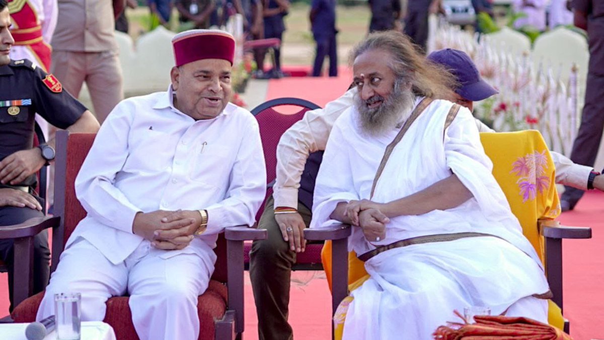 Gurudev's tweet photo. 1,200 farmers attended the Kisan Samruddhi Mahotsav at the @BangaloreAshram. The event was inaugurated by the Hon. Governor Of Karnataka @TCGEHLOT, Hon. Minister of Jal Shakti @gssjodhpur &amp; other dignitaries. https://t.co/3s1UxJaytY