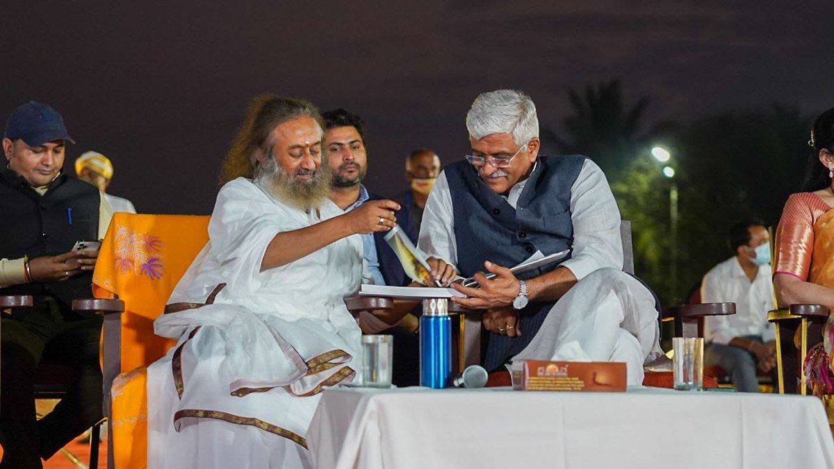 Gurudev's tweet photo. 1,200 farmers attended the Kisan Samruddhi Mahotsav at the @BangaloreAshram. The event was inaugurated by the Hon. Governor Of Karnataka @TCGEHLOT, Hon. Minister of Jal Shakti @gssjodhpur &amp; other dignitaries. https://t.co/3s1UxJaytY