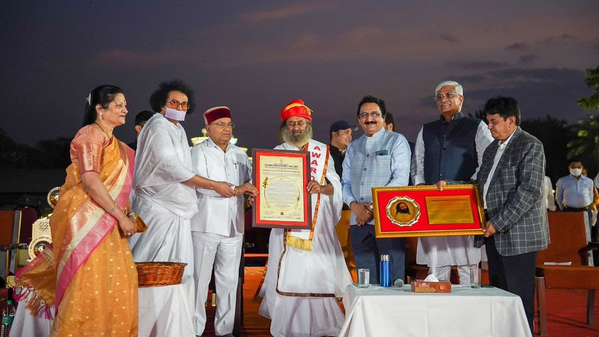 Gurudev's tweet photo. 1,200 farmers attended the Kisan Samruddhi Mahotsav at the @BangaloreAshram. The event was inaugurated by the Hon. Governor Of Karnataka @TCGEHLOT, Hon. Minister of Jal Shakti @gssjodhpur &amp; other dignitaries. https://t.co/3s1UxJaytY