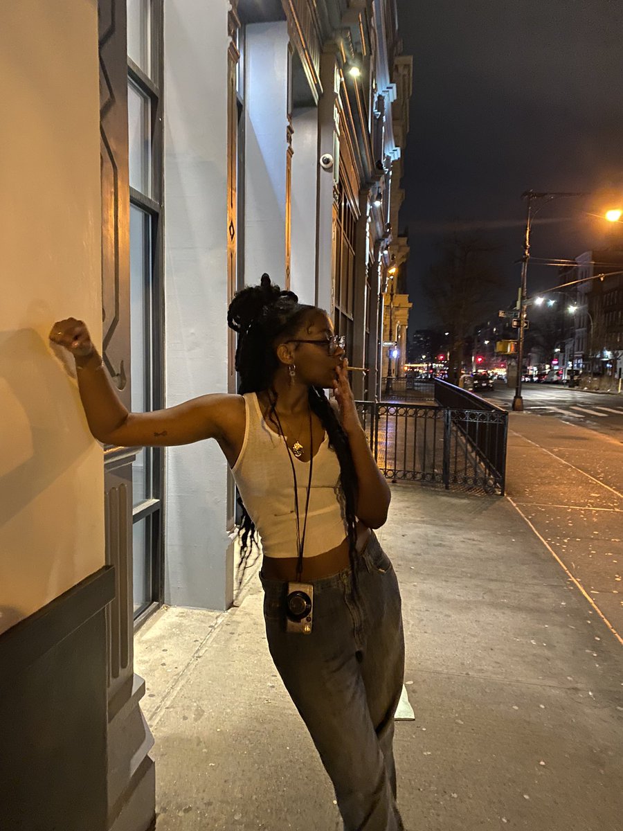 yellocrocs's tweet photo. me any time i see a wall https://t.co/r5BPpEPw3D