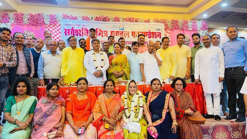 आज महेश नगर टोंक फाटक में “सर्वशक्ति मित्र मंडल फ़ाउंडेशन” के सम्मान समारोह में शामिल होकर सर्व समाज की विभूतियों से रूबरू हुआ।

साथ मे श्रीमती मंजु शर्मा जी, श्री नटवर लाल शर्मा जी, श्री सुनील उदेईया जी, फ़ाउण्डेशन के राष्ट्रीय अध्यक्ष श्री सुरेन्द्र पाराशर जी उपस्थित रहे।