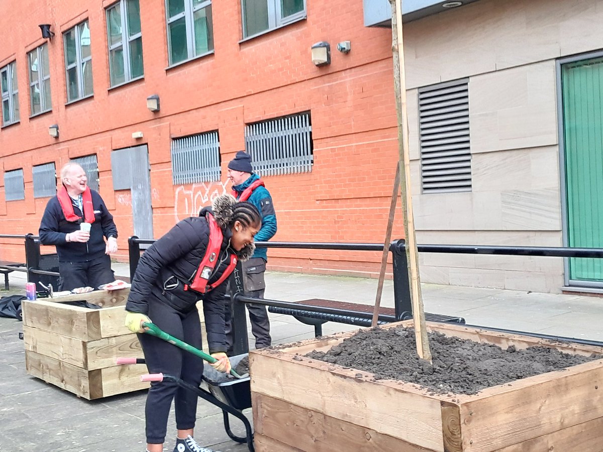 CrtPonting's tweet photo. Getting there! 8 planters built, 8 tons of soil, 8 trees and countless bulbs, can't wait to see this lock in #spring! Improving air quality in #Manchester naturally 🌿🌳
@Lancswildlife @gmenvfund #GRCF @CRTNorthWest @CanalRiverTrust @AboutMcr @BBCRadioManc @MCCCityCentre https://t.co/yfz2Mr3vUw