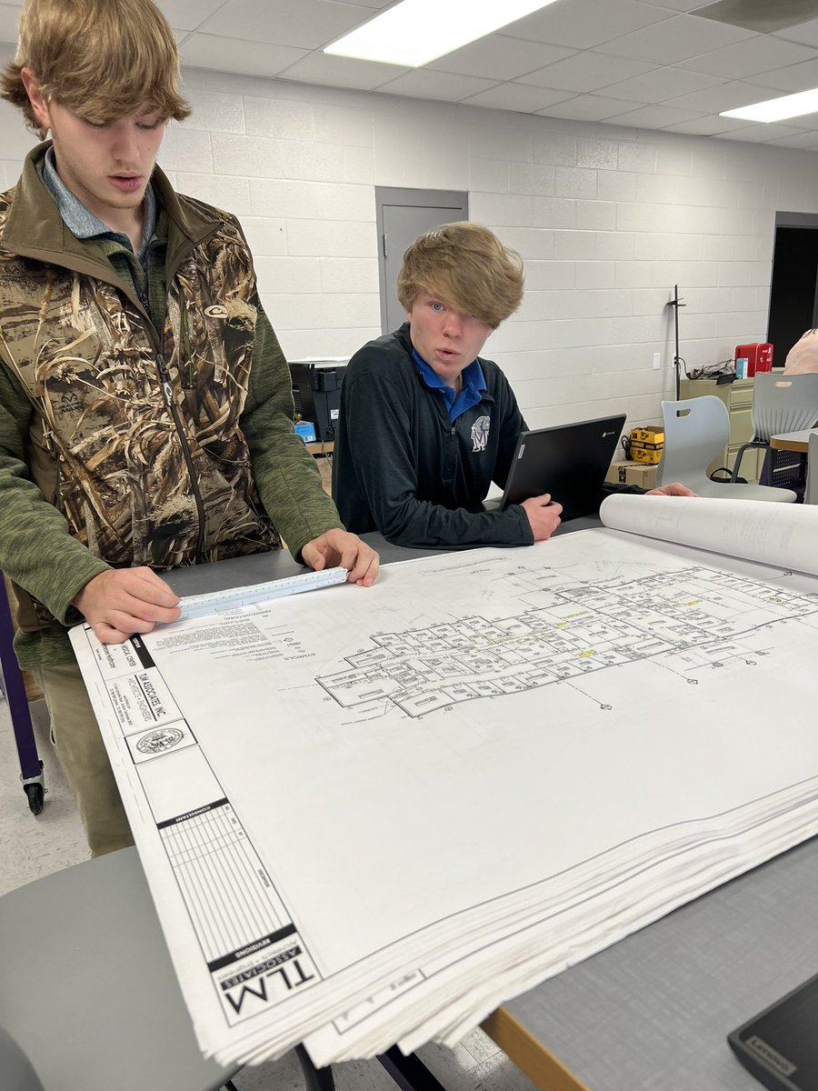 MilanCTE's tweet photo. Industrial maintenance students are reading blue prints today. It’s not easy! #technicalliteracy #readingintheworldofwork https://t.co/nuk6VAF32A