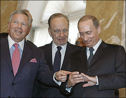 Solar_Coast's tweet photo. @MayoIsSpicyy Actual footage of Putin stealing a Superbowl ring while hanging with Murdoch and Kraft https://t.co/l83yZUc8hj