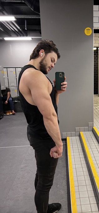 who wants to bottom for me? https://t.co/leJC0ia4HT