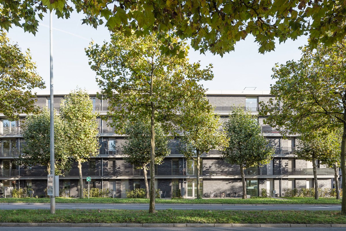 Building a Luxembourg familiy
Father, mother, child. Like a prototypical family, two large and two small buildings combine into a recently completed ensemble in Kirchberg.
Find more information about our most recent completion here: awg.at/project/rei-e/
(c) tschinkersten