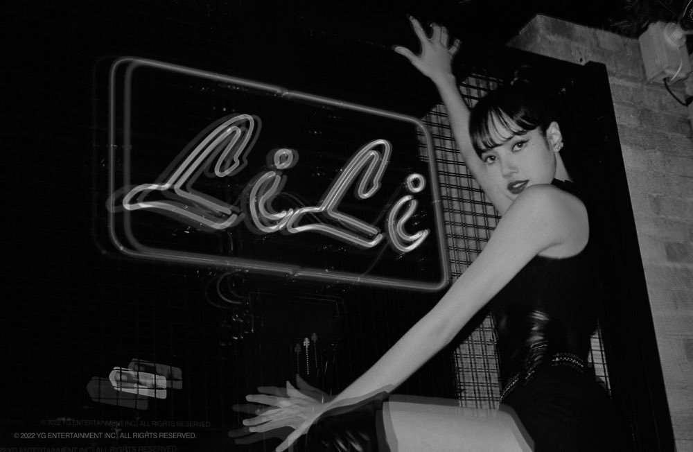 BPINKLATINO's tweet photo. La edición de fotos tomadas por #LISA estará a la venta el 28 de marzo por su 25 años. El photobook "[0327] VOL.03" está hecho con tinta a base de soya y con papel reciclable certificados por el FSC. Aunque la Ver. limitada está agotada,la versión regular todavía está a la venta! https://t.co/BmOrUYZYNV