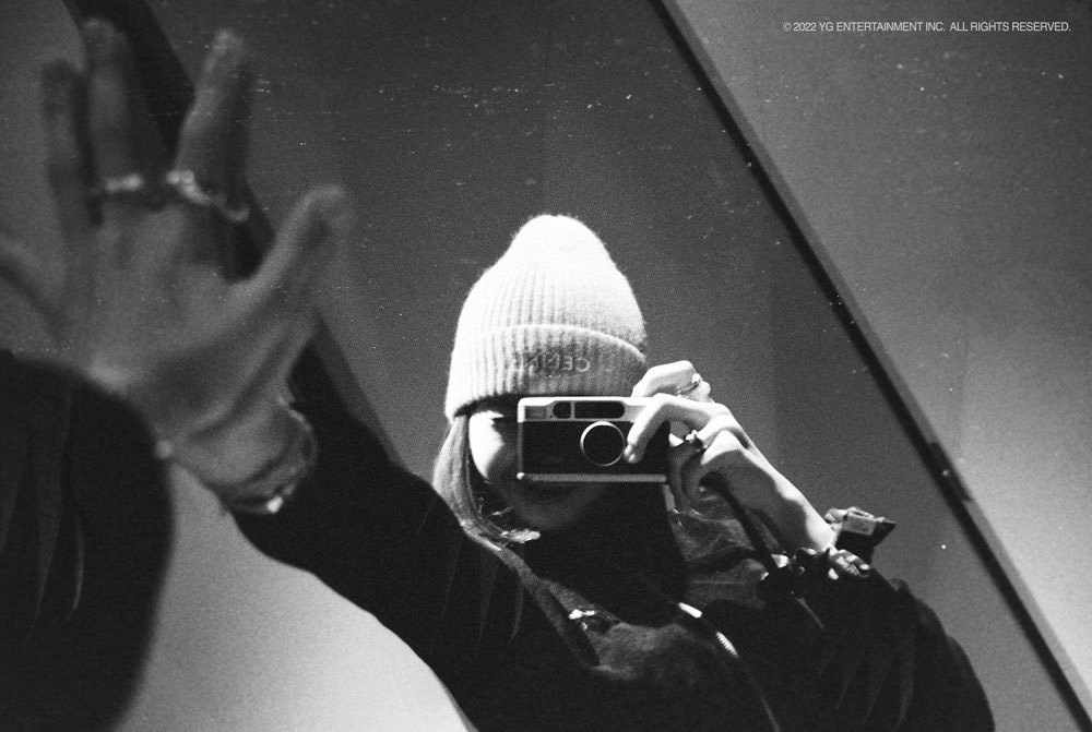 BPINKLATINO's tweet photo. La edición de fotos tomadas por #LISA estará a la venta el 28 de marzo por su 25 años. El photobook "[0327] VOL.03" está hecho con tinta a base de soya y con papel reciclable certificados por el FSC. Aunque la Ver. limitada está agotada,la versión regular todavía está a la venta! https://t.co/BmOrUYZYNV