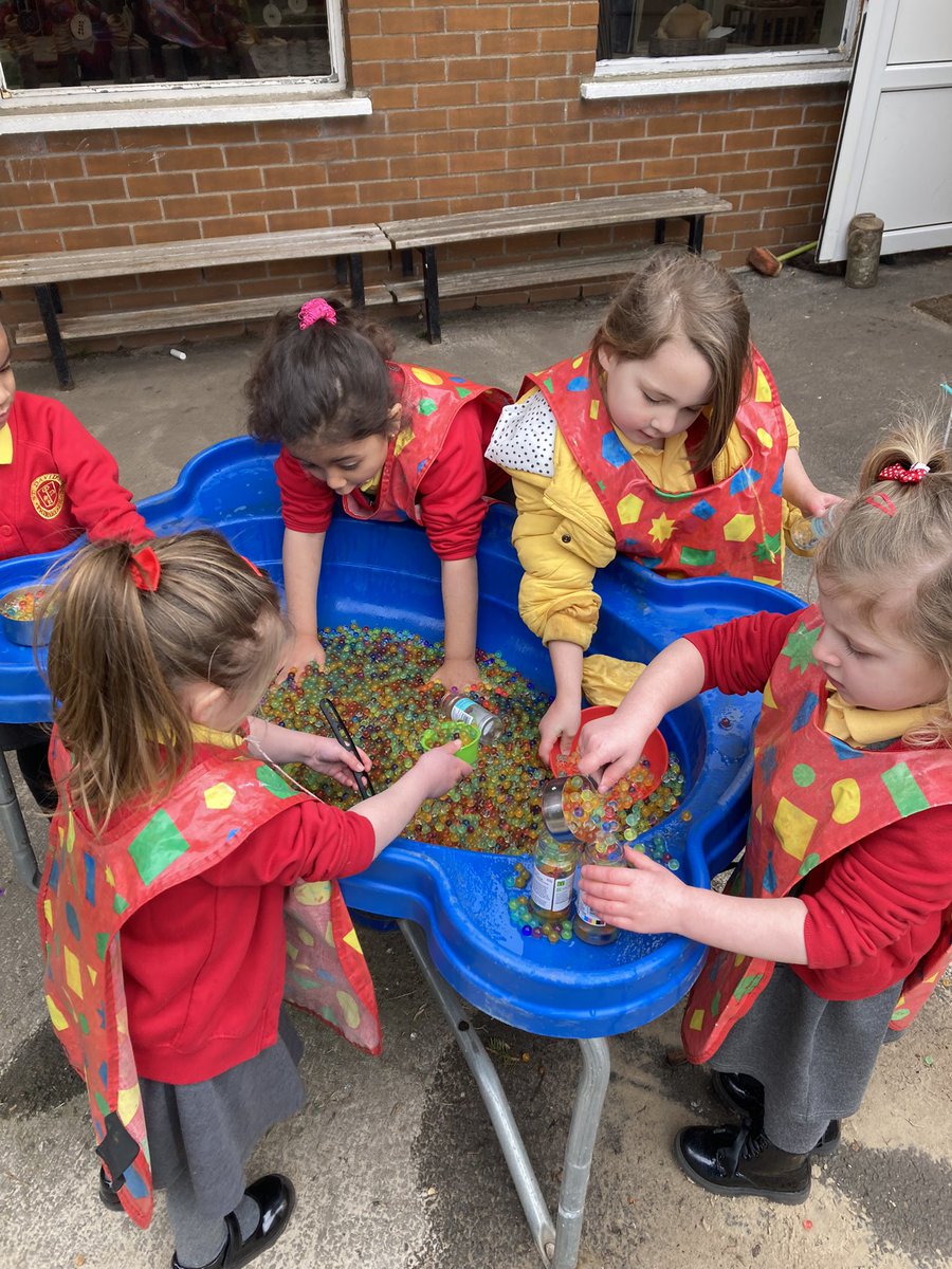 stdavidsrc2017's tweet photo. We have been looking at the different colours of the rainbow. We love to sing our rainbow song in welsh and have been exploring the rainbow water beads and making a rainbow with loose parts. #sdpsnurs #ambitiouscapablelearners #exploringcolour https://t.co/VduT1YKQs0