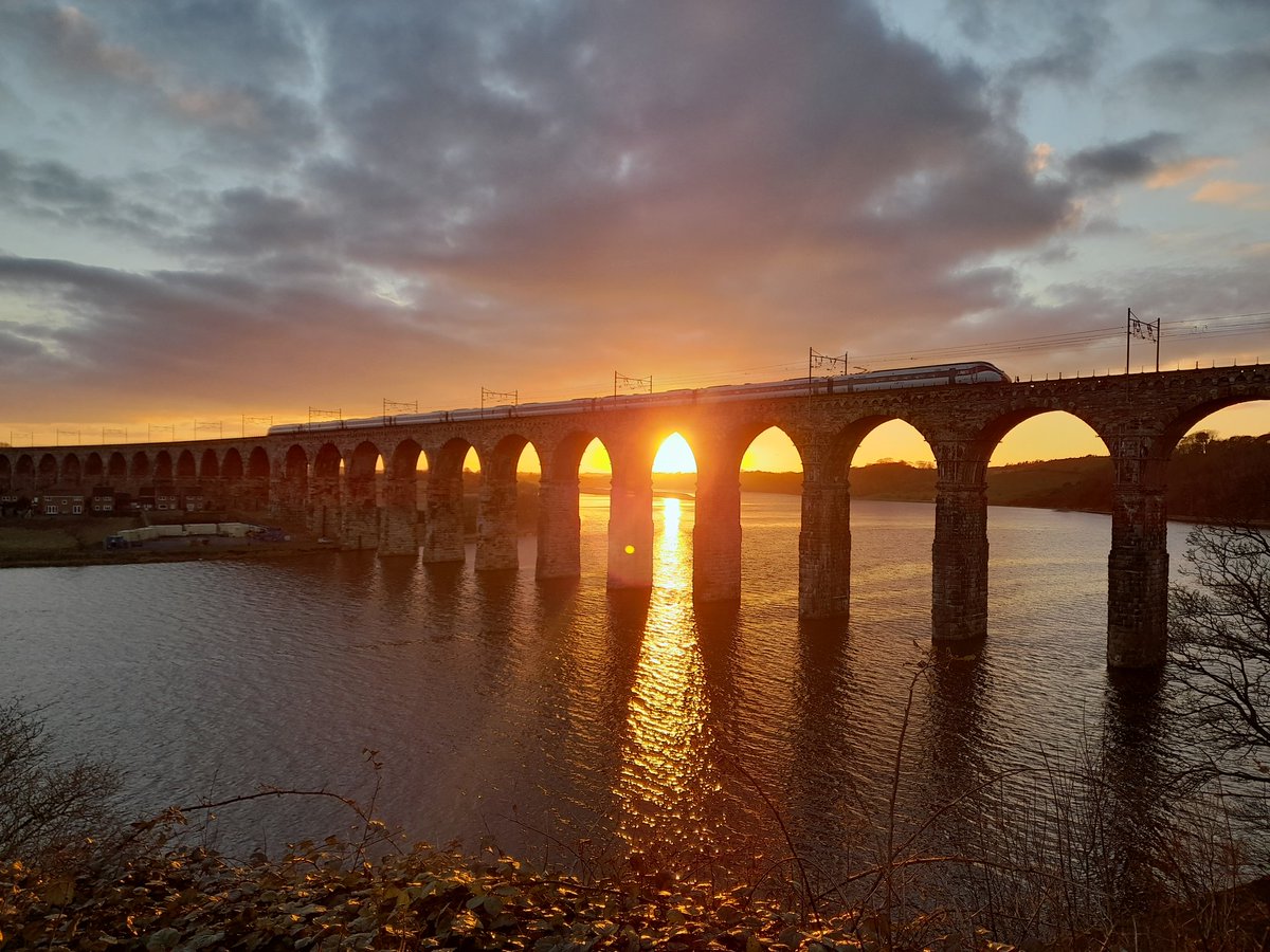wallygridboy's tweet photo. Sunset at Berwick-upon-Tweed as @LNER 801208 heads South on 1E24 1700 Edinburgh-London KX. https://t.co/NcDehnt5zo