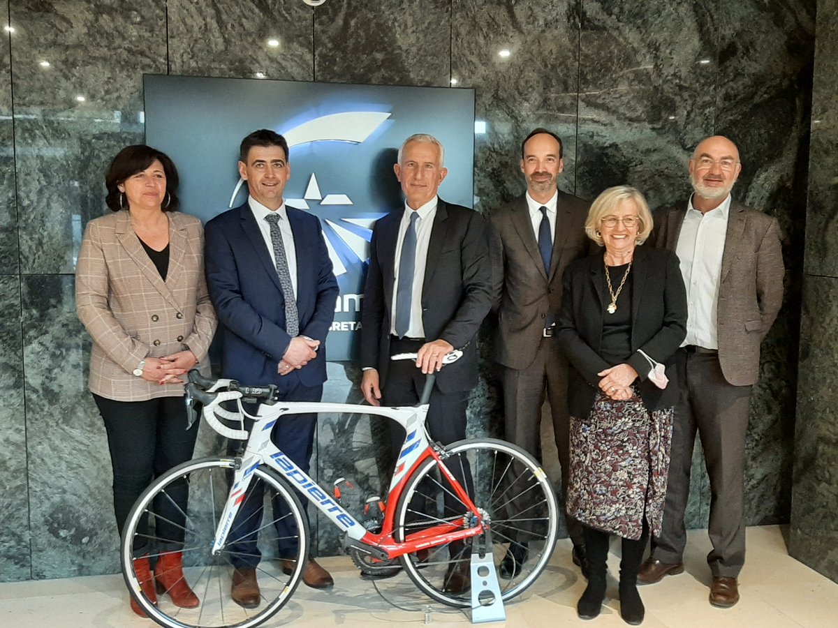 NNaftalski's tweet photo. Avec @moyj35 nous sommes ravis d'accueillir @InitiativeFR présidé par Guillaume Pepy. L’occasion pour @GroupamaLB de renouveler ses engagements à vos côtés et de saluer vos actions en faveur du développement éco y compris dans le domaine agricole.
 #entreprises #PME #TPE https://t.co/hmFKX6PYBB