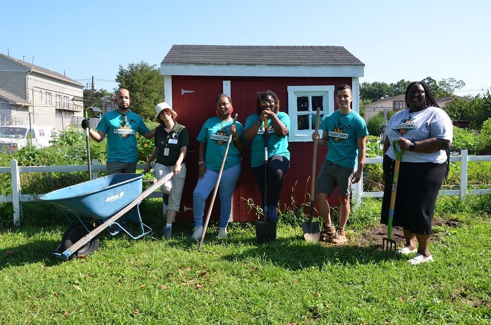 CityBloom87's tweet photo. @FoodCorps service members help kids learn about, grow, cook, &amp; eat healthy food in school. They build lasting partnerships with communities dedicated to healthy kids, food education, and food justice. Check out this year’s application and apply by 3/31/22 https://t.co/JJCYpY0EHn https://t.co/vXEhUBWT2G