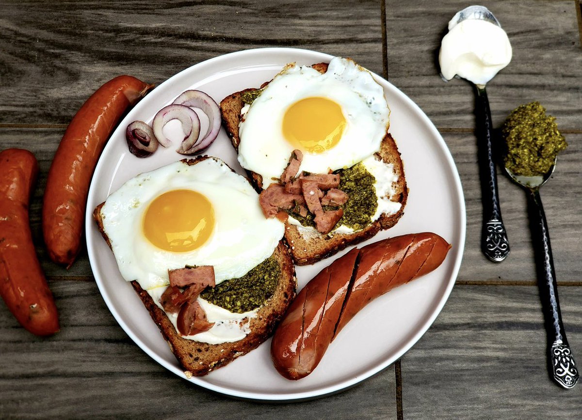 Some “sunny-side up” on this rainy Monday☔️
#mondaythoughts #rainydays #powerbreakfast #proteinpacked #smokedsausages #eggs #ketofriendly #porkopolis #Cincinnati