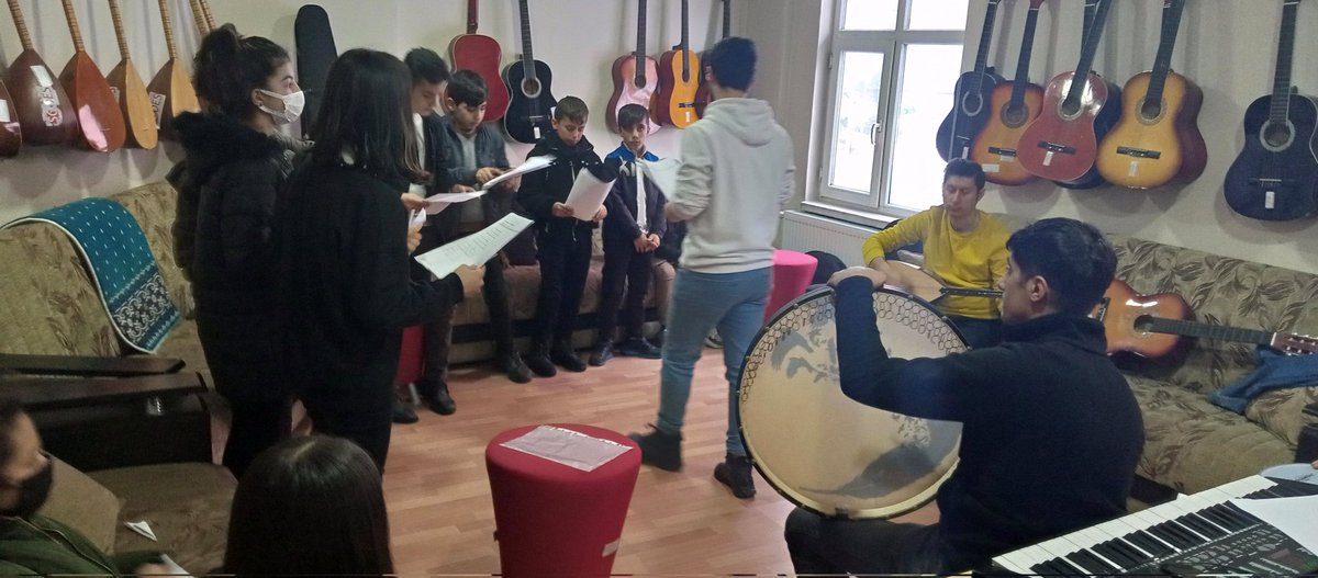 GSB_CaldiranGM's tweet photo. Gençlik merkezimizde 18 Mart Çanakkale zaferi ile ilgili hazırlık çalışmaları başladık.🎼🎹🎻🪘 https://t.co/fsNkBbCPq7