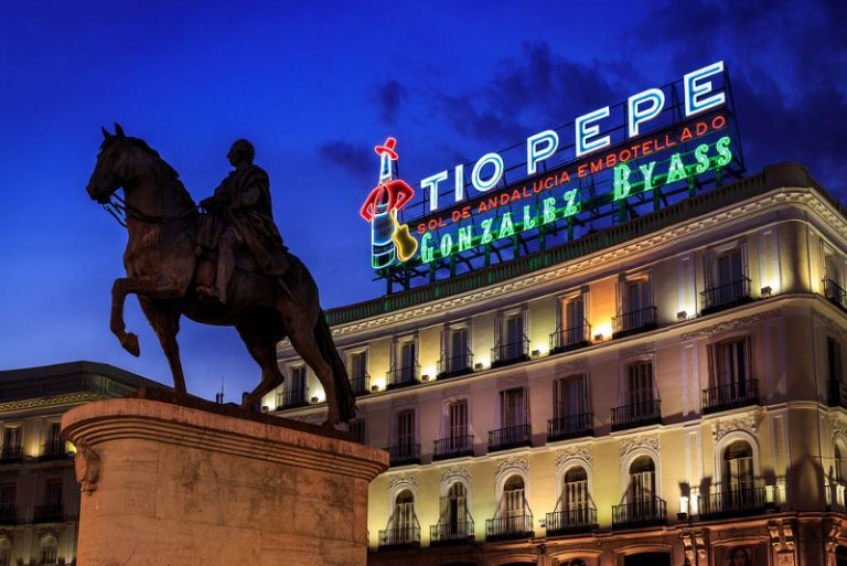 UCMccinf's tweet photo. El cartel publicitario de Tío Pepe es reconocido como rótulo publicitario histórico por la ciudad de Madrid en mayo de 2010.  En este mismo mes, pero en 2014, el luminoso ocupó el espacio en el que luce actualmente. 

#50aniversarioUCMccinf https://t.co/l5YmDCKX5X