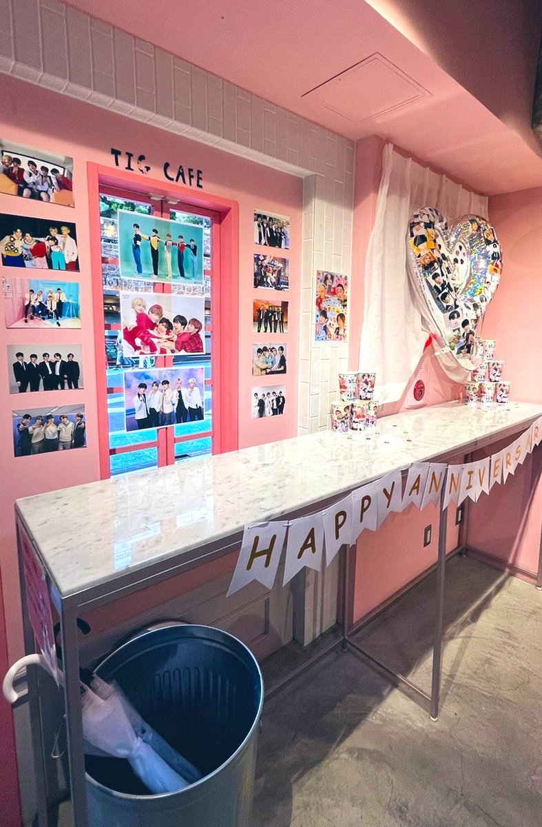 Milk_milK_____'s tweet photo. そのあとは1Fのカフェでfistbump님のカプホいただいて少しゆっくり☕️
3/5までカフェの方はTXT3周年とMJの装飾だったので娘たちはTXTのカプホに🎈🎉🎈
3/6からのユンギさんの店内装飾も見たかったなー!
@tigcafe #TXT #TXT3rdANNIVERSARY https://t.co/04IqesT2ky