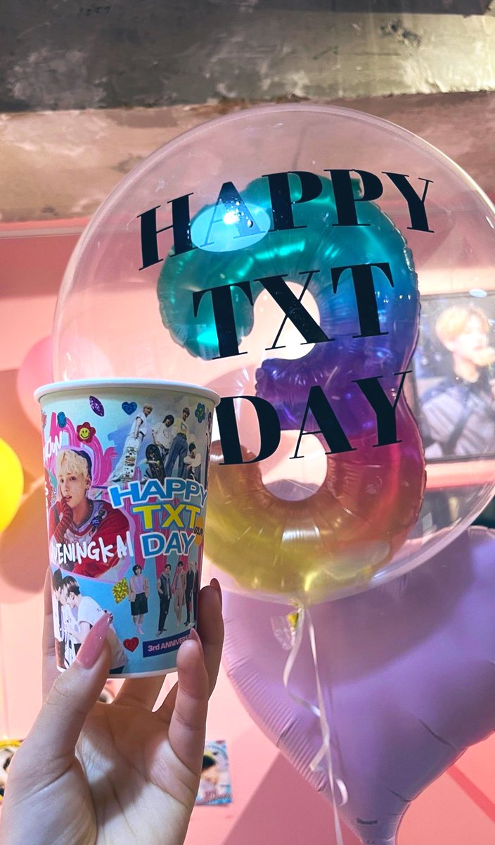 Milk_milK_____'s tweet photo. そのあとは1Fのカフェでfistbump님のカプホいただいて少しゆっくり☕️
3/5までカフェの方はTXT3周年とMJの装飾だったので娘たちはTXTのカプホに🎈🎉🎈
3/6からのユンギさんの店内装飾も見たかったなー!
@tigcafe #TXT #TXT3rdANNIVERSARY https://t.co/04IqesT2ky