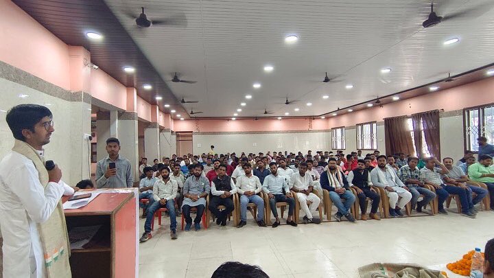 Cocopadhi's tweet photo. जांजगीर चाँपा में डिज़िटल मेंबरशिप एवं 1 बूथ 10 यूथ को लेकर जिला स्तरीय समीक्षा बैठक में शामिल हुआ।

साथ में राष्ट्रीय सचिव @EktaThakur जी, राष्ट्रीय सचिव @MilindGautam00 जी, वरिष्ट कांग्रेस जन, जिला प्रभारी जिला अध्यक्ष सहित जिला के पदाधिकारी व विधानसभा ब्लाक अध्यक्ष उपस्तिथ रहे https://t.co/w1PbD3lyDC