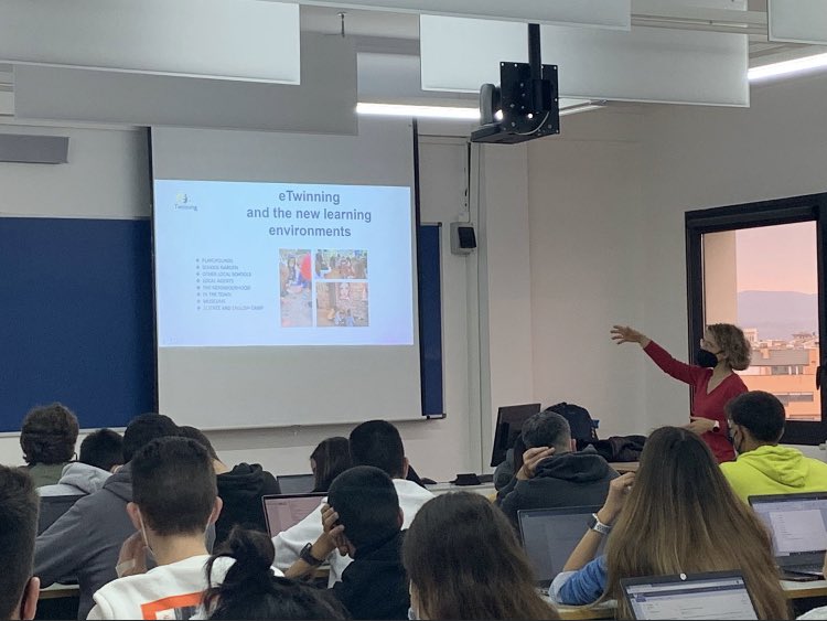 Avui la nostra companya <a href="/fvendrel/">finavendrell</a> ha anat amb els alumnes de 2n de Mestre en Educació primària a la  <a href="/UVic_FETEP/">FETEP - UVic</a> per explicar-los què és la plataforma eTwinning i com desenvolupar projectes col.laboratius amb centres educatius europeus. #etwinningproject  👏👏👏 #mestrademestres