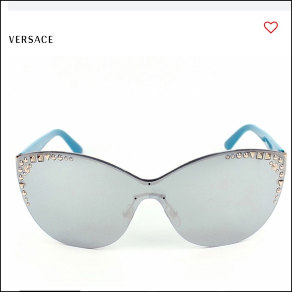 queenwillstar's tweet photo. So good I had to share! Check out all the items I'm loving on @Poshmarkapp from @MissHousexy #poshmark #fashion #style #shopmycloset #versace: https://t.co/JbwqTXZyRQ https://t.co/4Ocvee0hZj