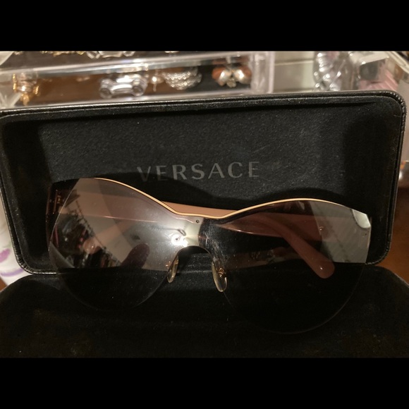 queenwillstar's tweet photo. So good I had to share! Check out all the items I'm loving on @Poshmarkapp from @MissHousexy #poshmark #fashion #style #shopmycloset #versace: https://t.co/JbwqTXZyRQ https://t.co/4Ocvee0hZj