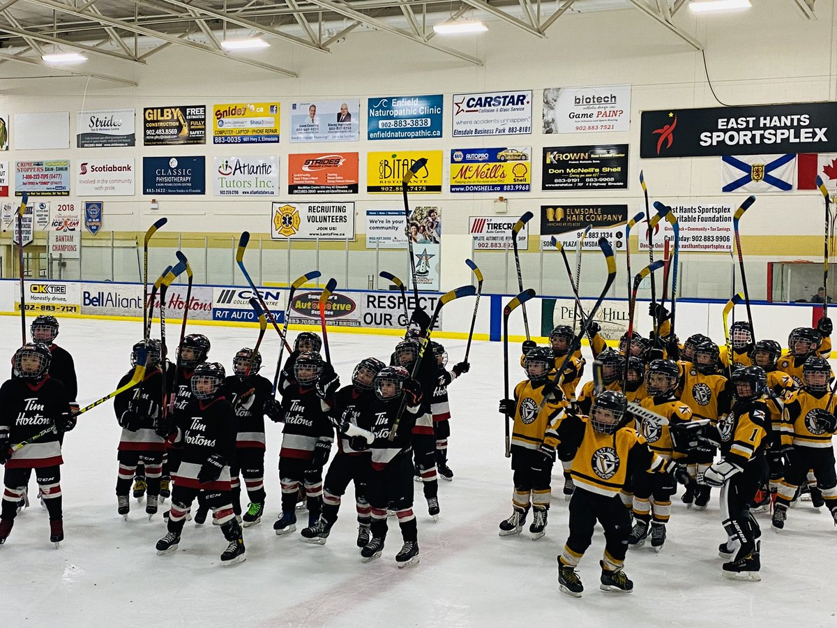 A nice moment between <a href="/EHMHA1/">EHMHA</a> U9 advance and <a href="/SackvilleHockey/">SMHA Flyers Hockey</a> U9 advance after the game! #Ukraine️ 🇺🇦