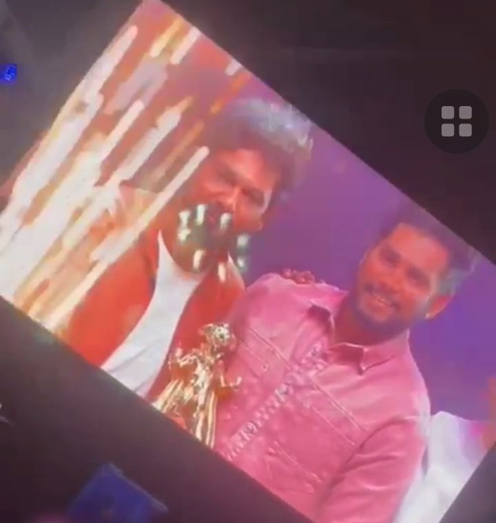 SSrilanaka's tweet photo. Most emotional moment 🥺 receiving award from @hiphoptamizha anna
@samvishal280999❤

#SensationalSingerSamVishal https://t.co/sfKHc0PTpp