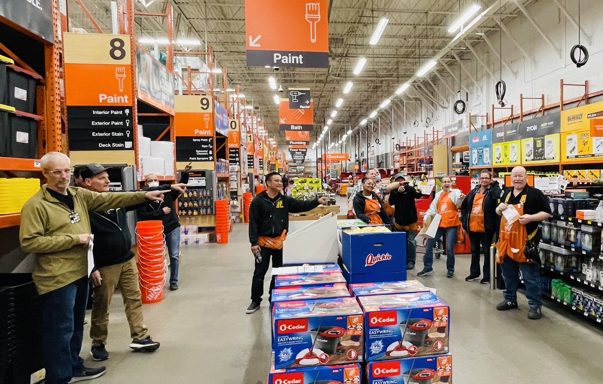 Emmy_in_HD's tweet image. Started the wk with a passionate discussion on GET in the AM meeting then recognized D27 opener “Dennis the Menace” for being a driver last week! Customer praised him for being helpful &amp;amp; friendly! Way to go Dennis! 💥 💥 💥 #D130Driven @jacki_mccord @aprilsimonhd @Armando_G_464