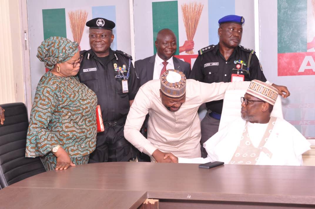 phalalb007's tweet photo. I wish to use this medium to congratulate our Amiable governor, Abubakar Sani Bello as he presides over the caretaker/Extra-Ordinary Convention Planning Committee of the APC at the National Secretariat. More wisdom &amp; power to his elbow as he serve our great party &amp; the nation. https://t.co/Q0sjmGYOyj