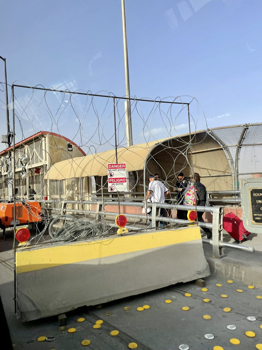 MiltonJBravo's tweet photo. Thinking about the humanitarian response in Europe, and meanwhile in the U.S. refugees are met with barbed wires and told to remain in Mexico https://t.co/7KcawP5oFN