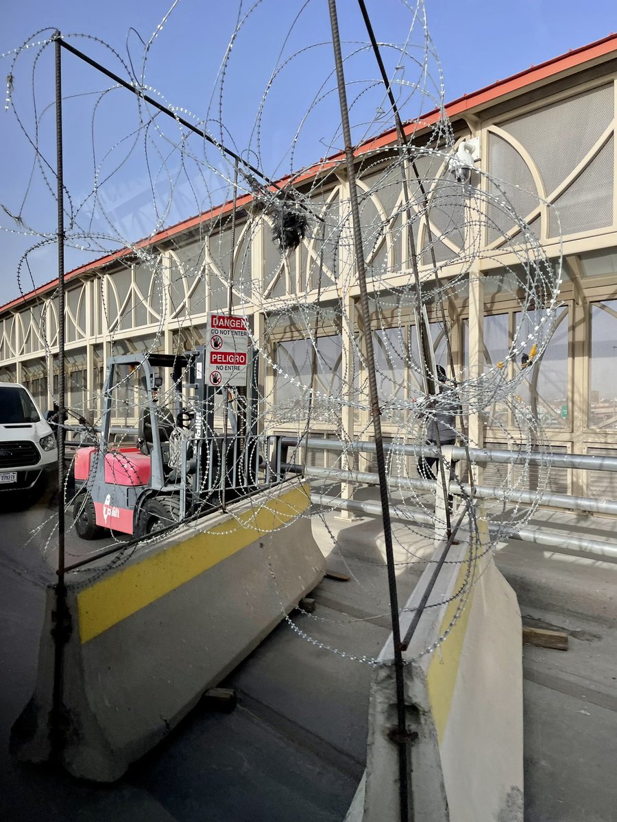 MiltonJBravo's tweet photo. Thinking about the humanitarian response in Europe, and meanwhile in the U.S. refugees are met with barbed wires and told to remain in Mexico https://t.co/7KcawP5oFN