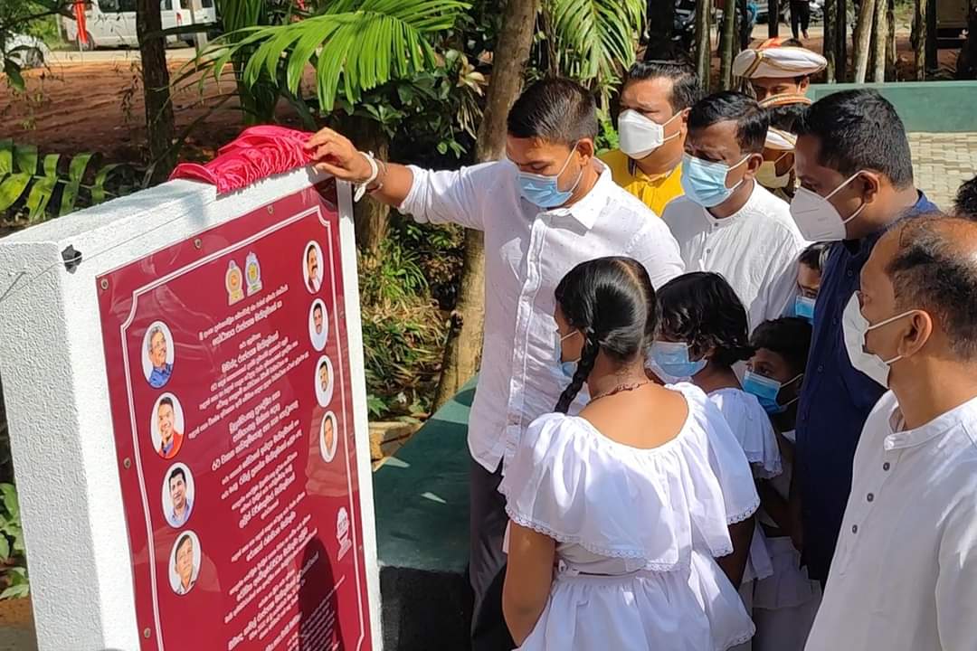 LalithWK's tweet photo. පාහියන්ගල නැරඹීමට පැමිණෙන දෙස් විදෙස් සංචාරකයින්ගේ පහසුව වෙනුවෙන් පළාත් සභා හා පළාත් පාලන කටයුතු රාජ්‍ය අමාත්‍යාංශයේ මූල්‍ය ප්‍රතිපාදන මගින් ඉදිකරනු ලැබූ රථවාහන නැවතුම් ස්ථානය හා නාන තොටුපළ ජනතාඅයිතියට පත්කිරීම පසුගියදා සිදුකෙරිණි. https://t.co/8C1YOuMI1g